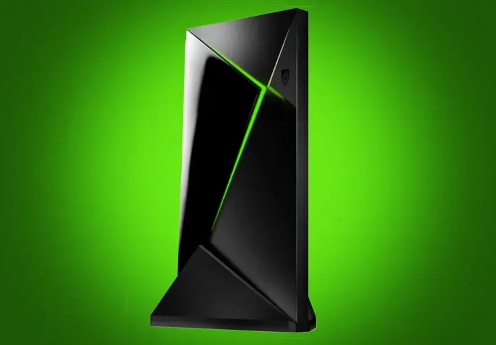 Elegancki, czarny Nvidia Shield Pro z zielonym podświetleniem, stojący na tle gradientu zieleni.