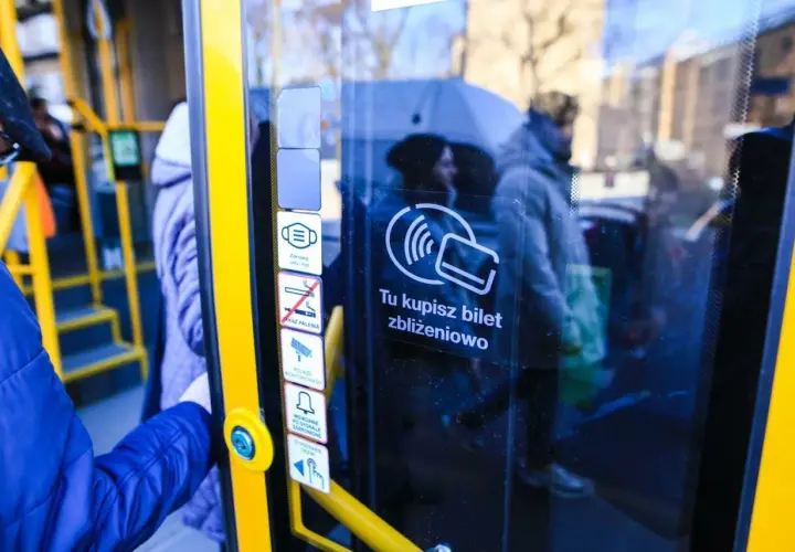 Na drzwiach autobusu w Poznaniu widnieje symbol zbliżeniowego zakupu biletu. Idealne rozwiązanie, by szybko kupić bilet weekendowy.