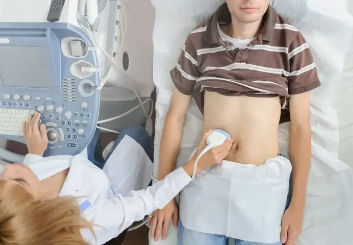 Lekarz wykonuje USG jamy brzusznej, aby przeprowadzić test na zapalenie wyrostka robaczkowego.