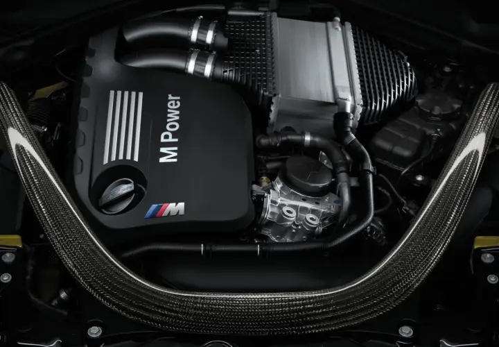 BMW M4 S55 Motor mit Carbon-Strebe und Ladeluftkühler.