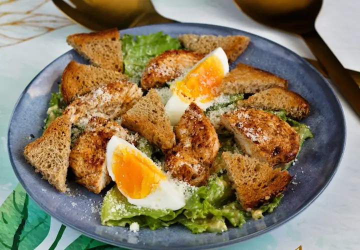 Sałatka Cezar z kurczakiem, jajkiem i grzankami. Idealny przepis na salatke cezar, który zachwyci każdego.