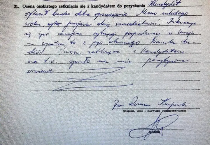 Ocena kandydata: "wybitnie bardzo dobre", "Mimo młodego wieku, szybko przejawia dużą samodzielność". Kto składa oświadczenie lustracyjne? Funkcjonariusz Roman Karpiński.