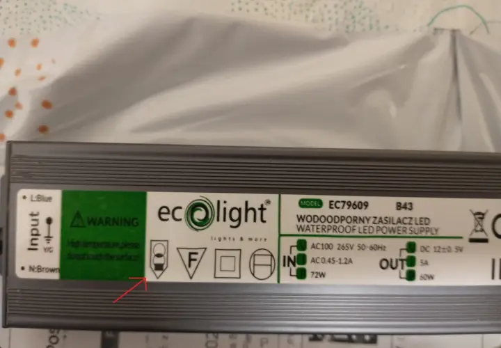 Zasilacz LED ecolight, model EC79609, wodoodporny. Ostrzeżenie: wysoka temperatura, nie dotykać.
