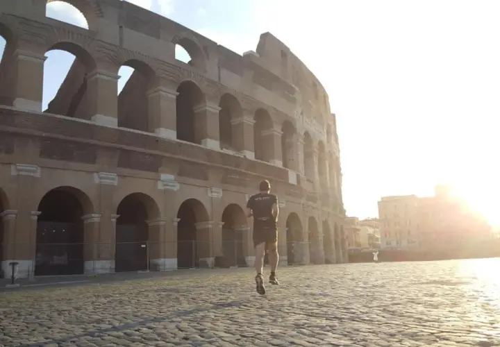Un coureur matinal devant le Colisée, une image parfaite pour un séjour à visiter Rome en 3 jours.