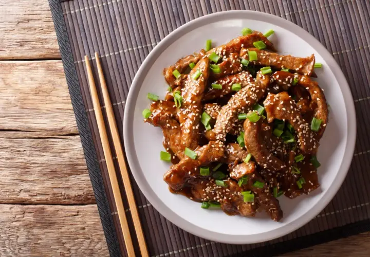 Wołowina w sosie teriyaki, posypana sezamem i szczypiorkiem, idealna do ryżu lub makaronu.
