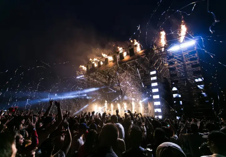 Tłumy ludzi na koncercie, konfetti i płomienie na scenie. Niezapomniane chwile podczas festiwali w Polsce.