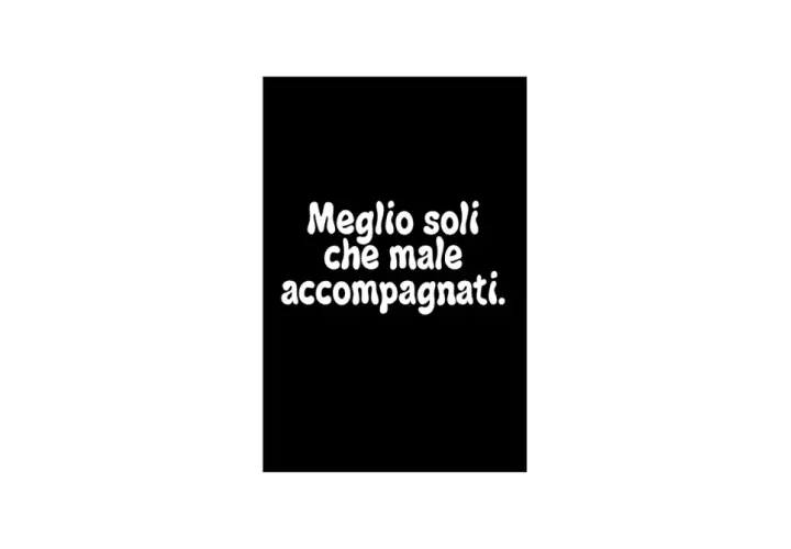Testo bianco su sfondo nero: "Meglio soli che male accompagnati.