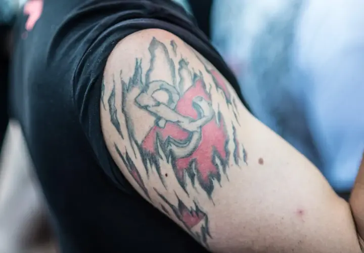 Tatuaż kotwicy z symbolem Polski Walczącej, upamiętniający Powstanie Warszawskie.