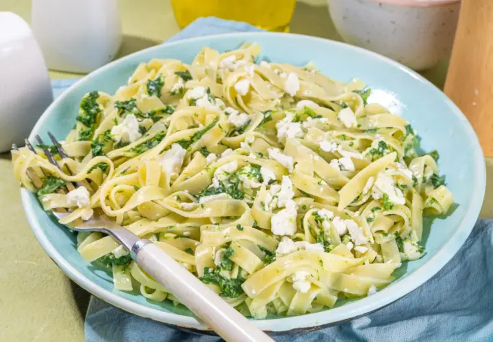 Pyszne tagliatelle ze szpinakiem i fetą. Idealne danie na obiad, które zachwyci każdego.