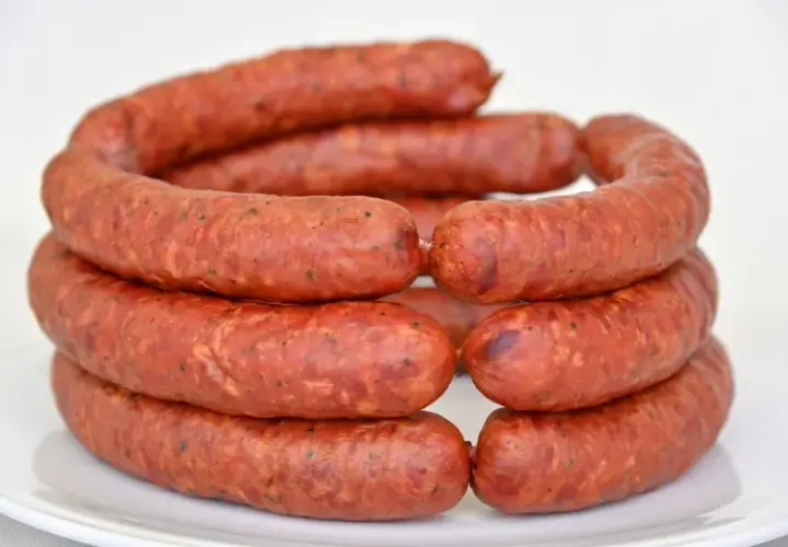 Ile kosztuje kilogram kiełbasy z dzika? Ceny, które zaskakują