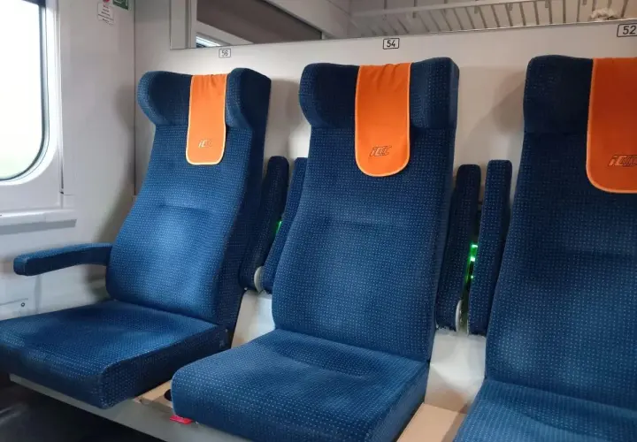 Rozkład miejsc w wagonie 4 Pendolino. Siedzenia w kolorze granatowym z pomarańczowymi zagłówkami.