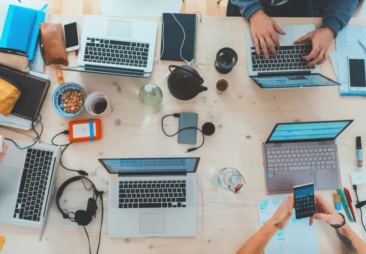 Co jeśli technologia nie czyni nas mądrzejszymi, tylko szybszymi w byciu zdezorientowanymi?