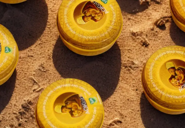 Latas de manteca de karité para el pelo, oro africano 100% puro y ecológico, sobre arena.