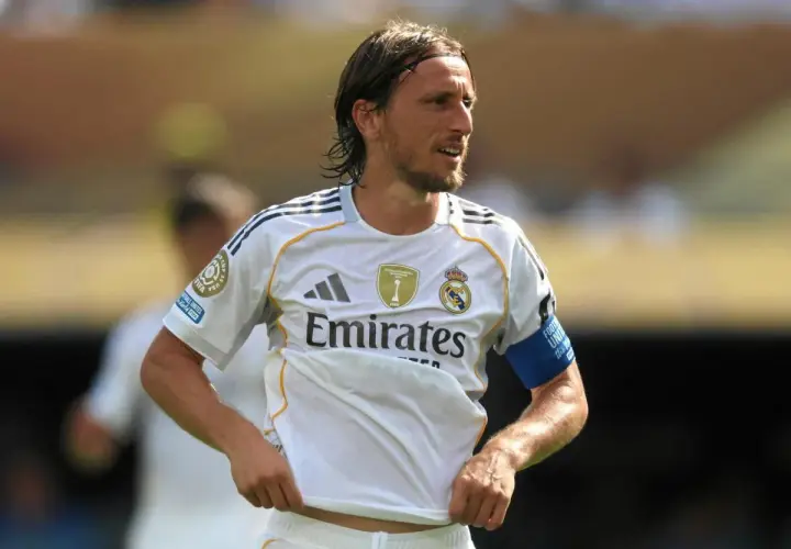 Luka Modrić w białej koszulce Realu Madryt, z opaską na ramieniu. Jego statystyki mówią same za siebie.