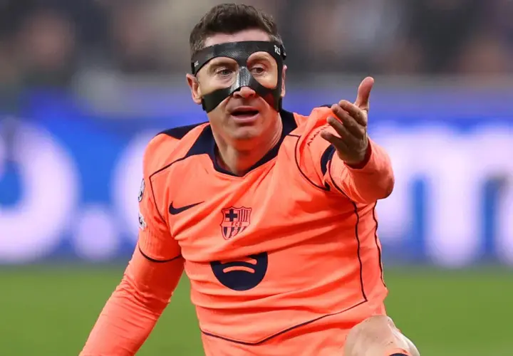 Robert Lewandowski w masce ochronnej na twarzy, wyjaśniając dlaczego lewandowski gra w masce, podczas meczu.