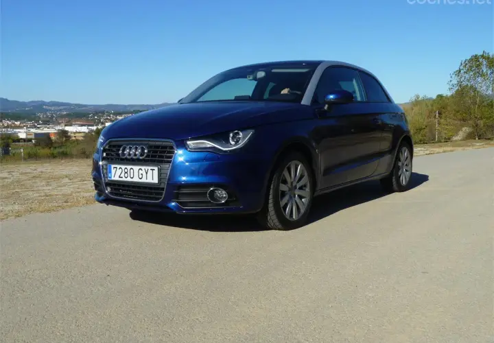 Audi A1 1.2 TFSI azul aparcado en carretera con paisaje de fondo. ¿Problemas comunes de este modelo?