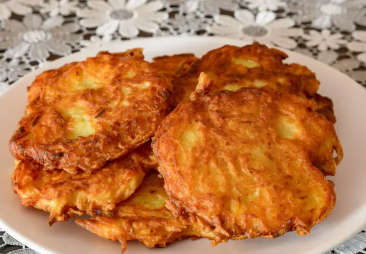 Ile jajek do placków ziemniaczanych? Klucz do chrupkości!