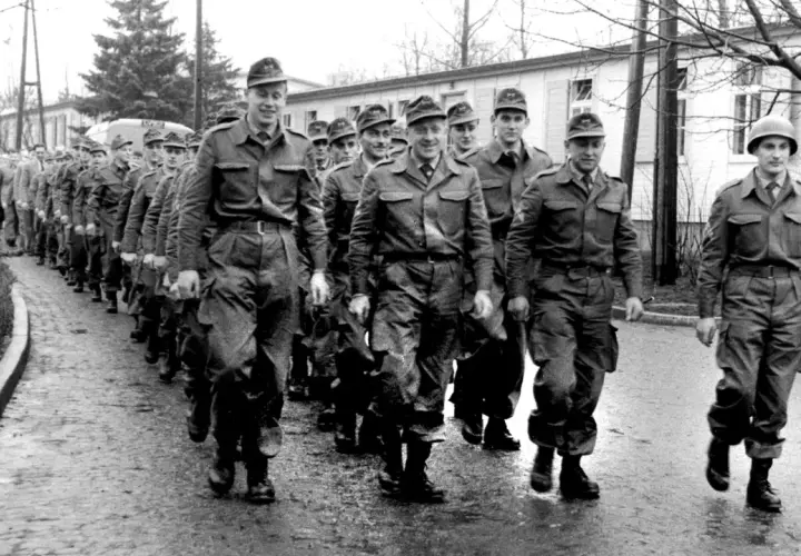 Soldaten der alten Bundeswehr marschieren in Reih und Glied.