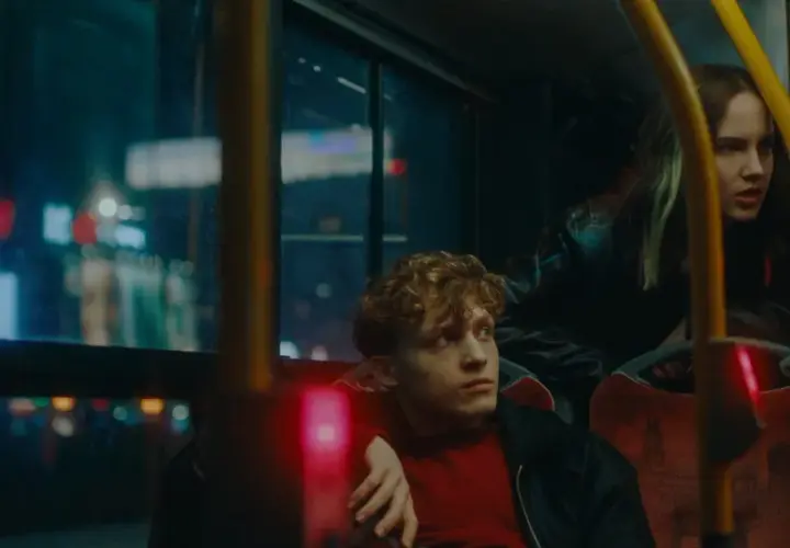 Młodzi ludzie w autobusie nocą. On zamyślony, ona zaniepokojona. Czy to początek ich 42 dni w mroku?