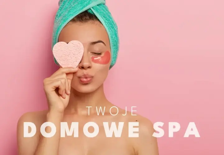 Kobieta z ręcznikiem na głowie i płatkami pod oczy, trzymająca serduszko. Pokazuje, jak zmyć makijaż w domowym spa.