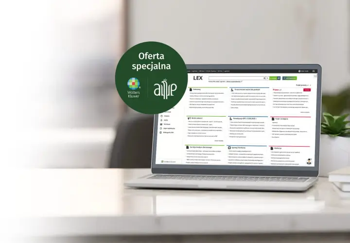 Na ekranie laptopa system LEX, który pomaga sprawdzić czy adwokat ma uprawnienia. Zielona nakładka z logo Wolters Kluwer.