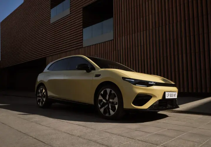 La Leapmotor A05, un'auto elettrica dal design moderno, è parcheggiata davanti a un edificio con facciata a listelli.