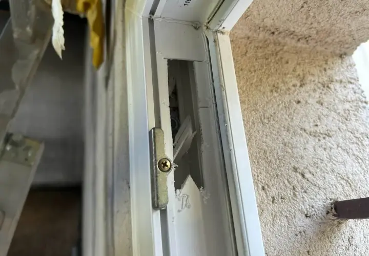 Fenêtre mal posée : le cadre est brisé, le mastic s'effrite. Quel recours pour ce défaut de pose ?