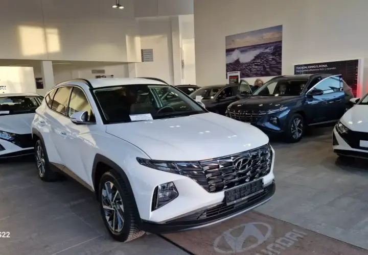 Nowe samochody Hyundai w salonie, różne rodzaje leasingu samochodowego do wyboru.