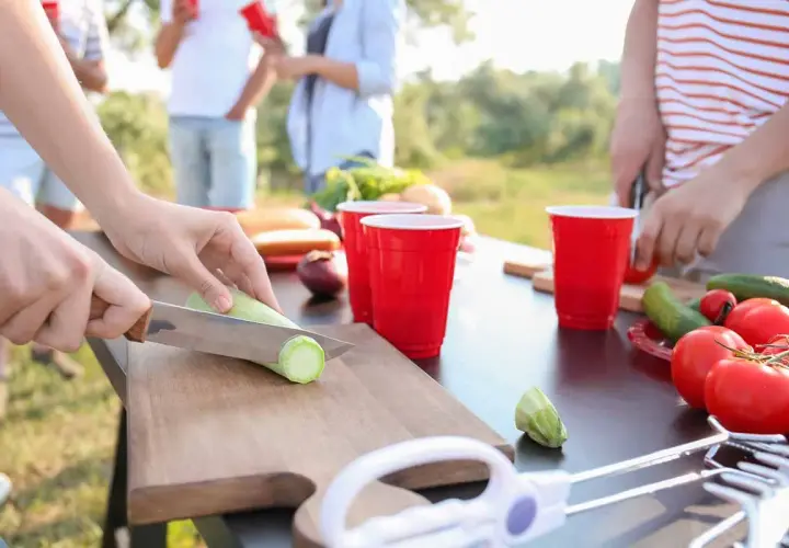 Preparazione di verdure fresche per un picnic, ispirato alle dieta berrino ricette. Zucchine, pomodori e cetrioli pronti per essere gustati.
