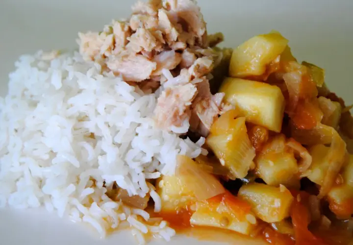 Arroz blanco con trozos de bonito de lata desmenuzado y un guiso de verduras en salsa de tomate.