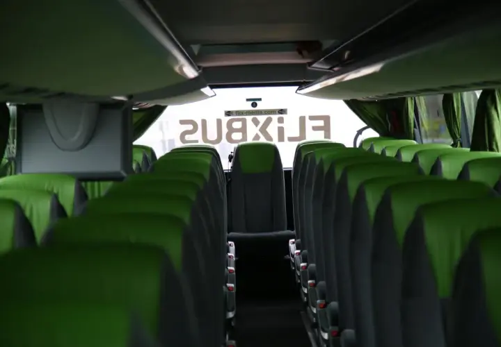 Puste zielone siedzenia w autobusie FlixBus. Może to być miejsce, gdzie planujesz flixbus zmiana rezerwacji.