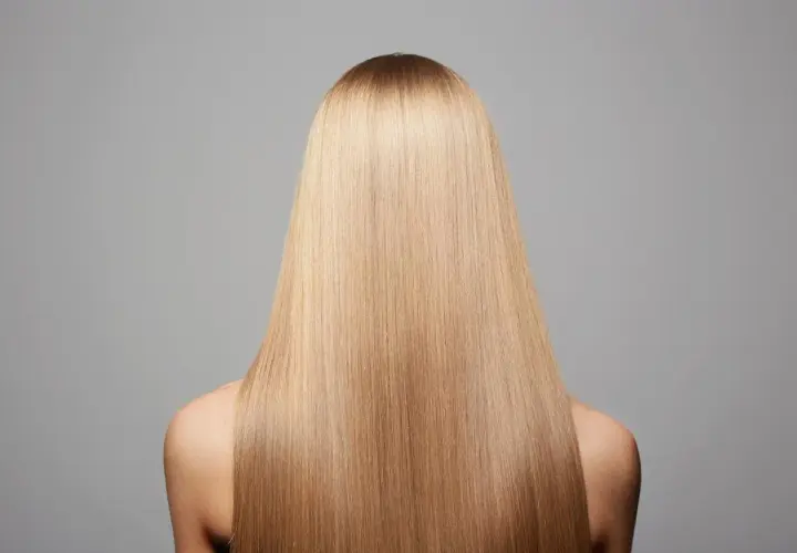 Cabello rubio liso y sedoso, con un brillo espectacular. ¡Pelo brillante al instante!