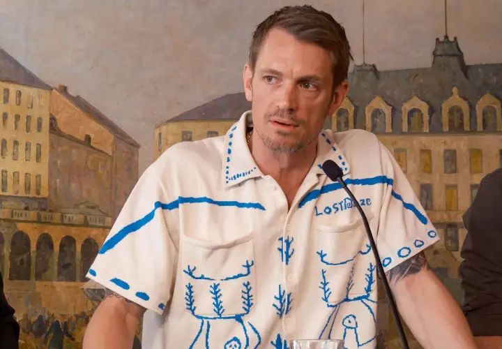 Joel Kinnaman i ny serie, klädd i en vit tröja med blått mönster och texten "Lost Maze".