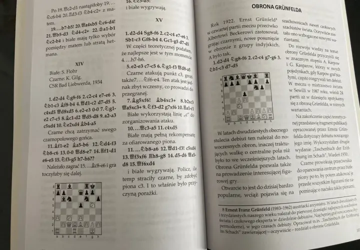 Szachownica z figurami, tekst o przyczynach wycofywania się wydawców z publikacji niszowych debiutów.