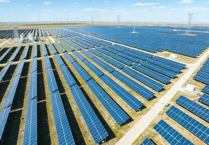 Budowa elektrowni słonecznej 2026: Złoty interes czy wyzwanie?