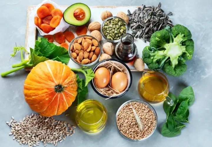 Reichlich Vitamin E steckt in Nüssen, Samen, Avocado und Öl. Diese Lebensmittel zeigen, wann Vitamin E einnehmen.