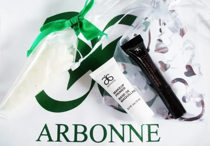 Zestaw kosmetyków Arbonne: baza pod makijaż i tusz do rzęs. Wiele pozytywnych arbonne opinie o tych produktach.