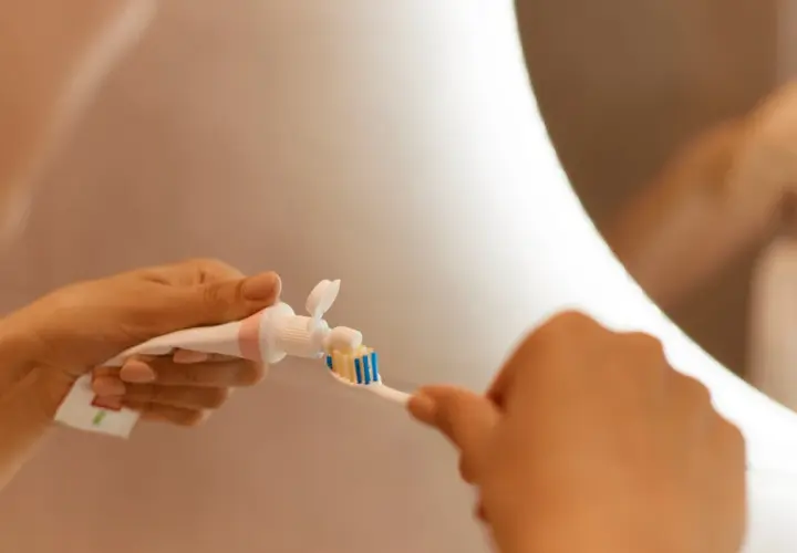 Dentifrice en cabine : 100 ml, solide ? Le guide pour voyager zen