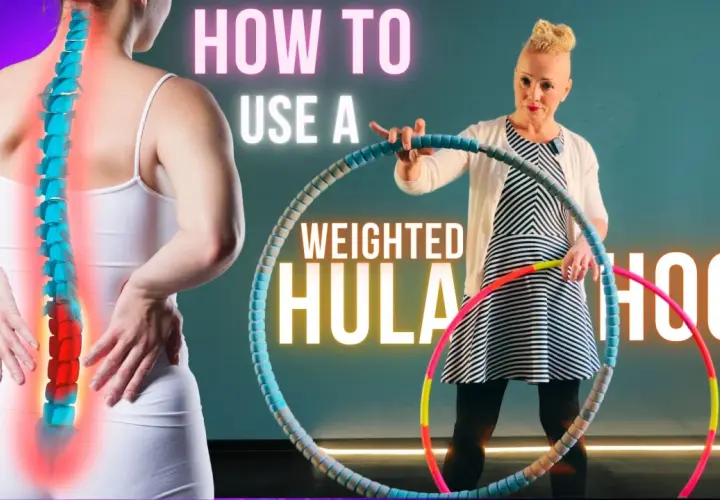 Kobieta z hula hop dla początkujących pokazuje, jak ćwiczyć, by wzmocnić kręgosłup.