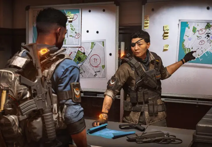 Agentka z przepaską na oku omawia plany misji w grze The Division 3.