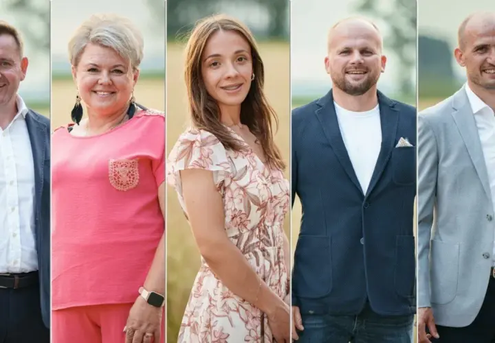 Uśmiechnięci rolnik szuka żony uczestnicy: trzech mężczyzn w marynarkach i dwie kobiety w letnich stylizacjach.