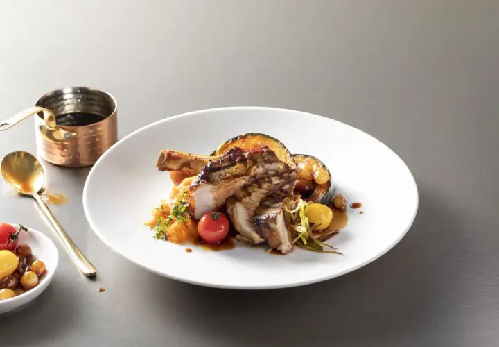 Une délicieuse escalope de veau grillée, servie avec une purée de courge, des légumes rôtis et une sauce savoureuse.