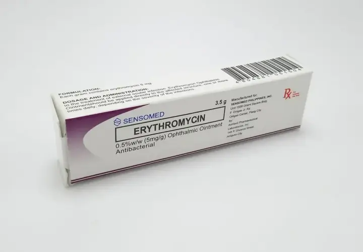Opakowanie maści do oczu z azytromycyną. Preparat Sensomed Erythromycin 0.5%w/w, 3.5g, antybakteryjny.