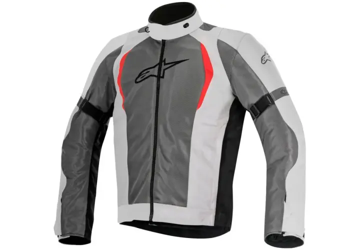 Chaqueta de moto gris y blanca con detalles rojos y logo negro. Un ejemplo de los diversos tipos de chaquetas para motoristas.