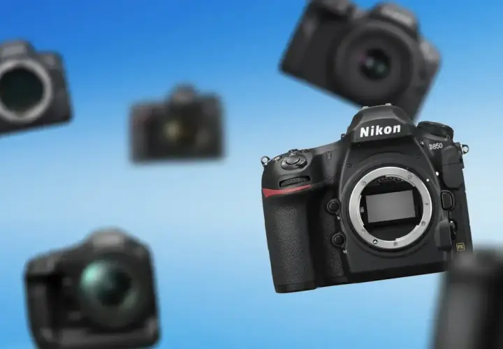 Kilka lustrzanek cyfrowych Nikon unoszących się na niebieskim tle.