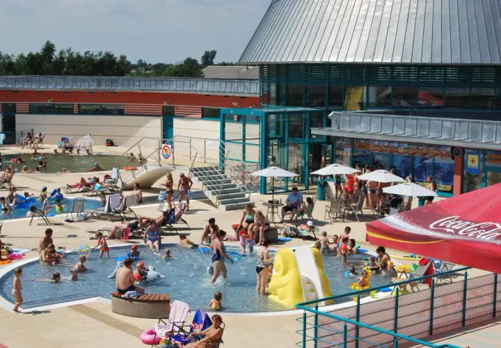 Rodzinna zabawa na basenach zewnętrznych. Wiele osób korzysta z uroków lata, a pozytywne **termy mszczonów opinie** potwierdzają udany wypoczynek.