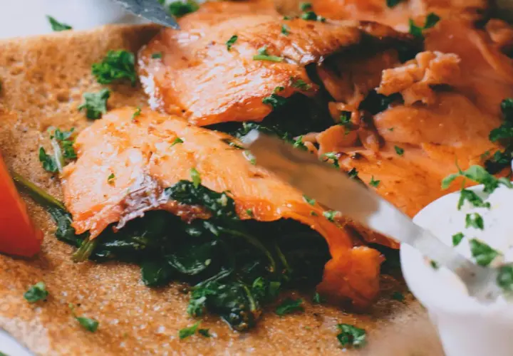 Crepe con salmón ahumado, espinacas y tomate. Ideal para una dieta menopausia equilibrada y deliciosa.
