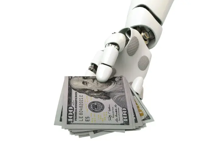 Roboterhand hält US-Dollar-Scheine. Mögliche Verbindung zur Quellensteuer in den USA.