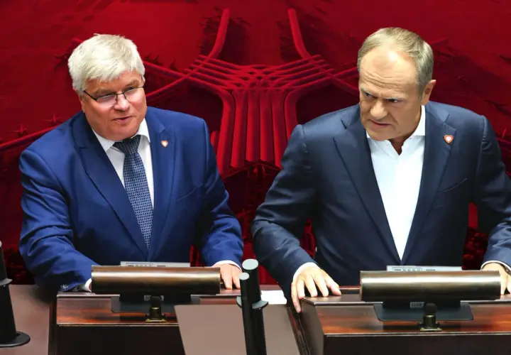 Dwaj politycy w garniturach, na tle wizualizacji CPK. Czy to początek zmiany narracji, dlaczego Donald Tusk zmienił język komunikacji w sprawie budowy CPK?