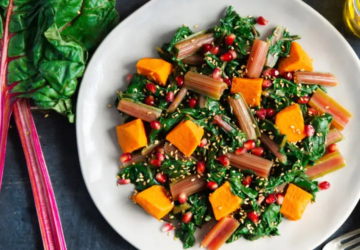 Ensalada vibrante con acelgas, calabaza, granada y semillas de sésamo. Una de las muchas deliciosas recetas con acelgas.
